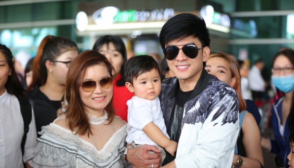 Vợ Đan Trường lần đầu đưa con trai về Việt Nam