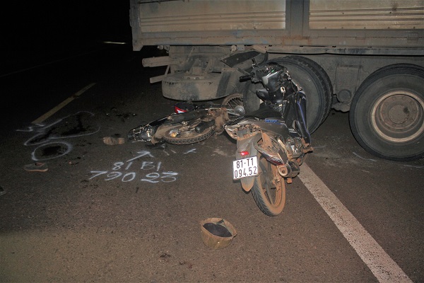Gia Lai: 2 xe máy tông liên tiếp vào đuôi xe tải khiến 4 người thương vong - Hình 2