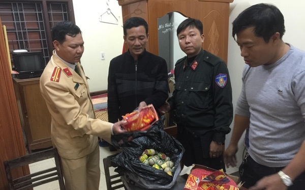 Nghệ An: Bắt đối tượng vận chuyển 7,5 kg pháo trái phép