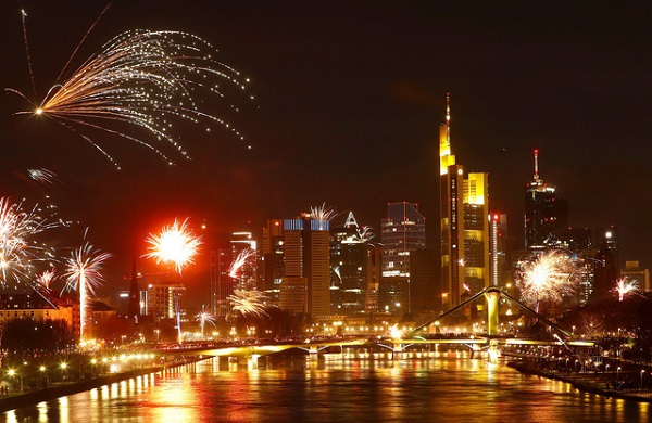 Pháo hoa rợp trời châu Âu chào đón năm mới 2018