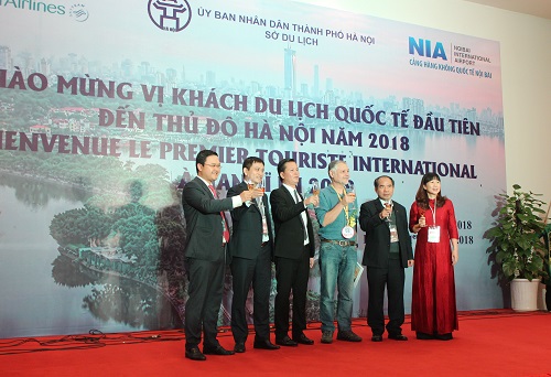 Lễ đón những vị khách quốc tế đầu tiên đã đến Việt Nam trên chuyến bay của Vietnam Airlines - Hình 1