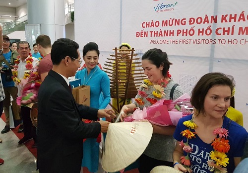 Lễ đón những vị khách quốc tế đầu tiên đã đến Việt Nam trên chuyến bay của Vietnam Airlines - Hình 2