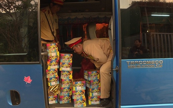 Đắk Lắk: Bắt giữ xe khách vận chuyển 44 kg pháo lậu đi tiêu thụ - Hình 1