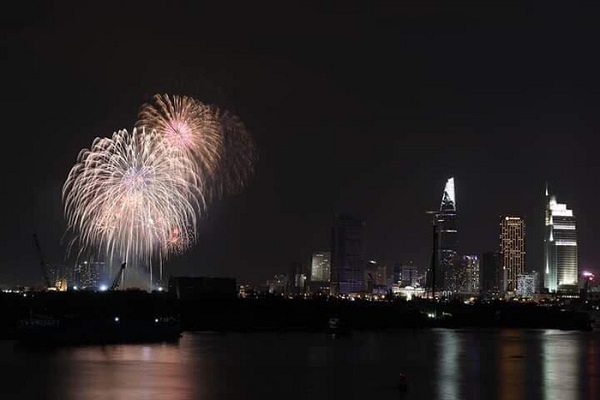 TP. Hồ Chí Minh rực rỡ pháo hoa chào năm mới 2018 - Hình 2