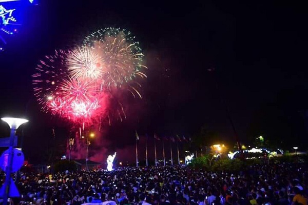 TP. Hồ Chí Minh rực rỡ pháo hoa chào năm mới 2018 - Hình 1