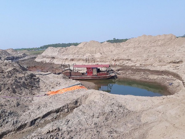 Vĩnh Phúc: Khai thác cát trên sông Hồng khiến người dân 'bất an'
