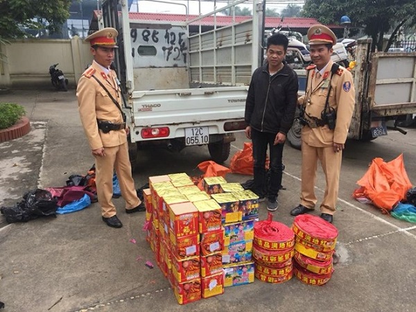 Hà Nội: Phát hiện và thu giữ một xe tải chở lậu gần 100 sản phẩm pháo - Hình 1