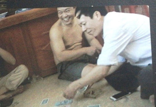Yên Định (Thanh Hóa): Lãnh đạo xã đánh bài ăn tiền ngay tại công sở - Hình 1