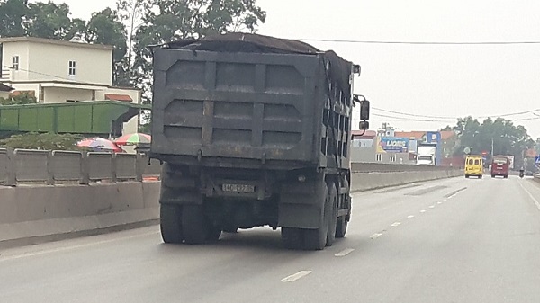Quảng Ninh: Xe trọng tải lớn nghi chở than lưu thông trên QL18 - Hình 1