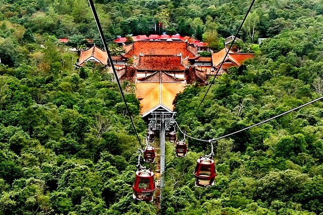 Quảng Ninh: Sập giàn giáo công trình tại Yên Tử