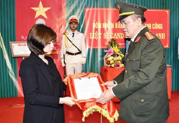 Ninh Bình: Trao bằng “Tổ quốc ghi công” cho Trung tá CSGT hy sinh khi truy bắt “cát tặc”