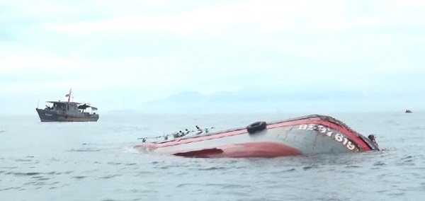 Bình Định: Tàu hàng đâm chìm tàu cá, 15 ngư dân được cứu sống - Hình 1