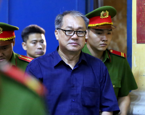 Ông Trầm Bê gầy rộc trong phiên xử đại án Phạm Công Danh