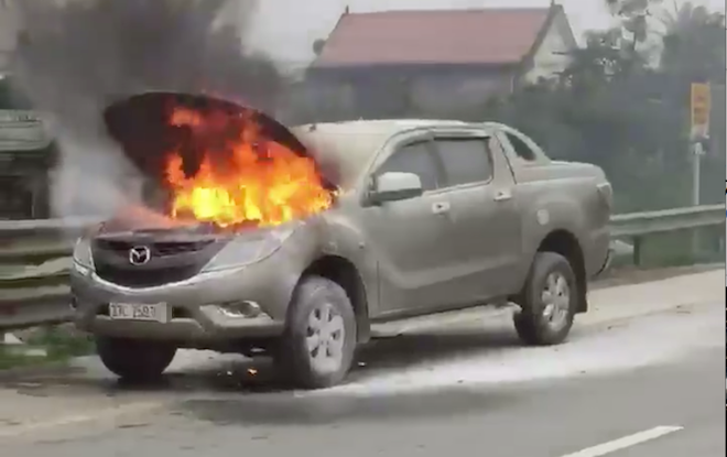 Nghệ An: Xe Madaz BT50 đang chạy bốc ngờ bốc cháy