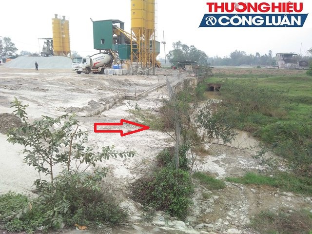 Hai trạm trộn bê tông không phép ngang nhiên xả thải ra sông Đào - Hình 1