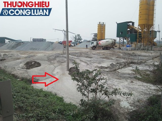 Hai trạm trộn bê tông không phép ngang nhiên xả thải ra sông Đào - Hình 5