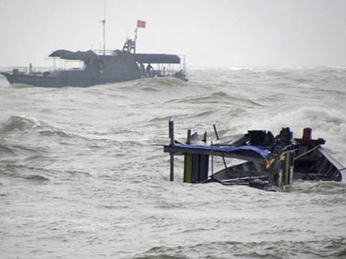 Thanh Hóa: Gió mùa tăng cường mạnh khiến nhiều tàu đánh cá trên biển bị chìm, thuyền viên mất tích - Hình 1