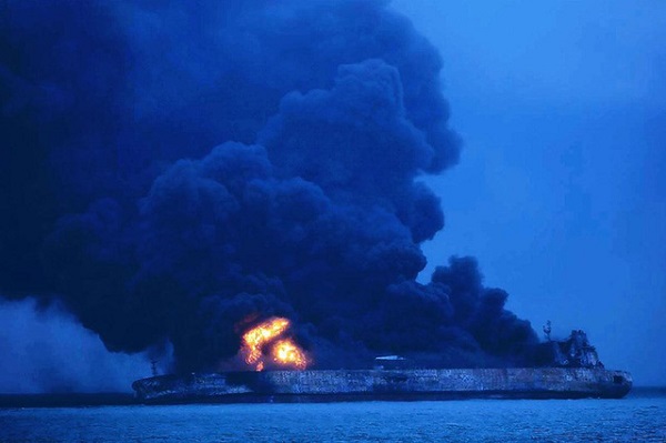 Tàu chở dầu Iran phát nổ, Trung Quốc tạm ngừng cứu hộ - Hình 1