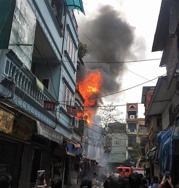 Bị bà hỏa ghé thăm, ngôi nhà 4 tầng kinh doanh nhựa cháy ngùn ngụt