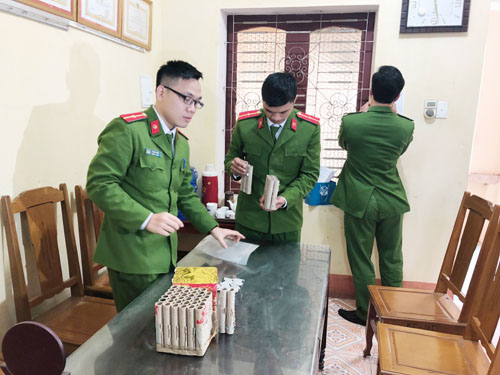 Yên Định (Thanh Hóa): Bắt quả tang 3 đối tượng mua bán trái phép 51 quả pháo hoa - Hình 1