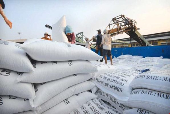 Bắt giữ gần 2.000 tấn gạo không có giấy tờ - Hình 1