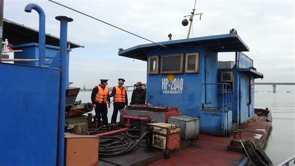 Cảnh sát biển tạm giữ 2 tàu chở 34.000 lít dầu DO không có chứng từ