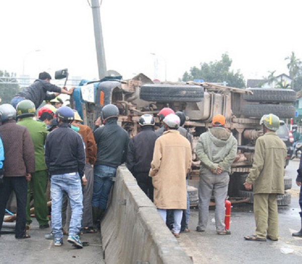 Thừa Thiên Huế: Giải cứu 3 người ra khỏi cabin sau vụ tai nạn trên QL 1A