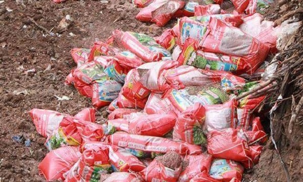 Đắk Lắk: Tiêu hủy 200 tấn phân bón kém chất lượng và hàng nghìn bao thuốc lá nhập lậu - Hình 1