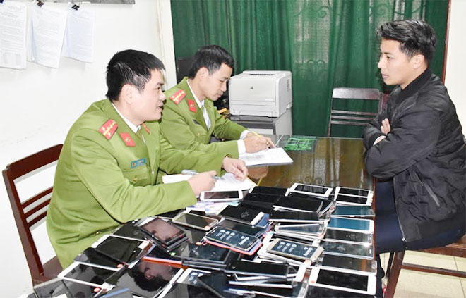 Ninh Bình: Bắt giữ lô hàng điện thoại nhập lậu trị giá gần 1 tỷ đồng - Hình 1