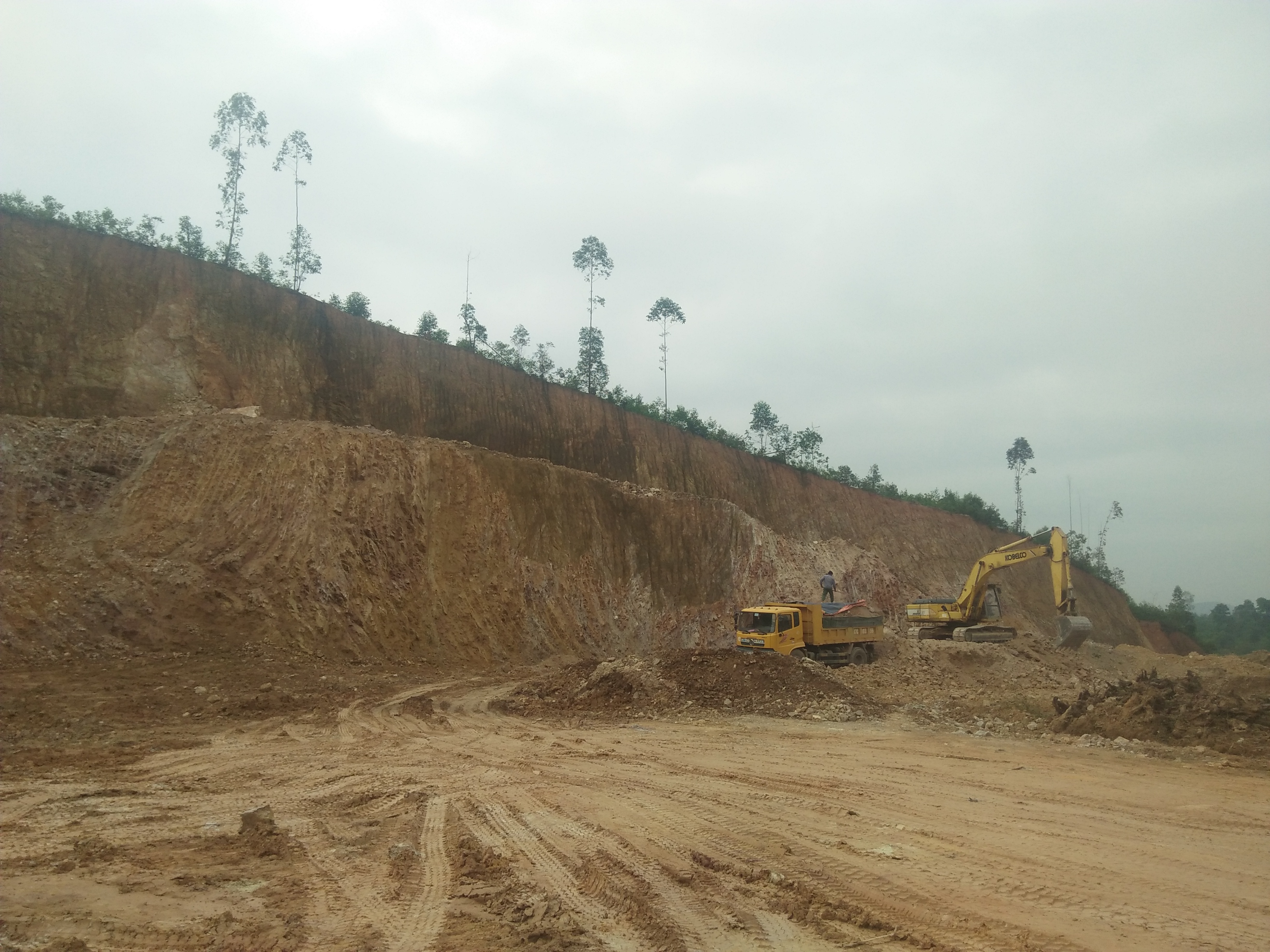 Nghệ An: Bị đình chỉ dự án vẫn ngang nhiên “xẻ núi” lấy đất