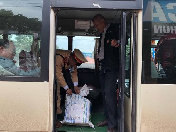 Bắc Giang: Thu giữ 6,5 kg pháo nổ và pháo hoa trên xe ôtô khách