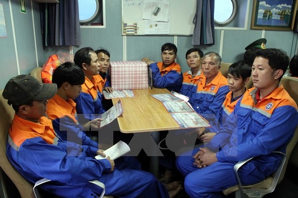 Nghệ An: Cứu hộ thành công tàu cá cùng 10 thuyền viên bị nạn trên biển - Hình 1