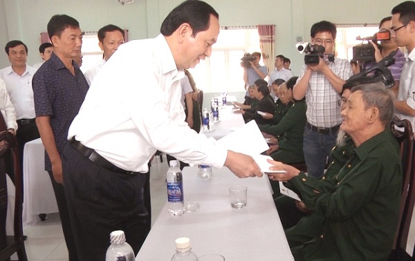 Ban hành quyết định về việc tặng quà Tết Nguyên đán cho người có công
