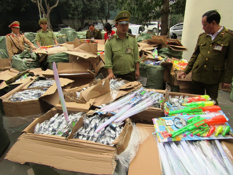 Nghệ An: Phát hiện 7.600 món đồ chơi bạo lực trẻ em trên xe tải - Hình 1