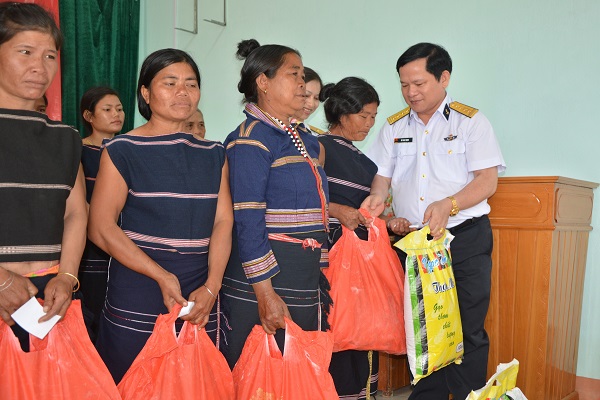 Trao tặng trên 300 suất quà cho mẹ Việt Nam anh hùng và hộ nghèo tại Gia Lai - Hình 3