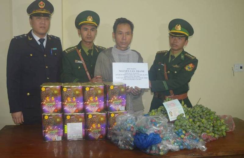 Bắt đối tượng vận chuyển pháo và quả thuốc phiện qua cửa khẩu