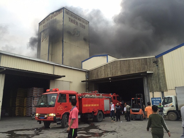 Hải Dương: Cháy lớn tại nhà máy thức ăn chăn nuôi - Hình 1