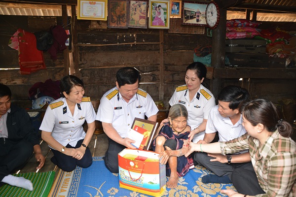Trao tặng trên 300 suất quà cho mẹ Việt Nam anh hùng và hộ nghèo tại Gia Lai - Hình 1