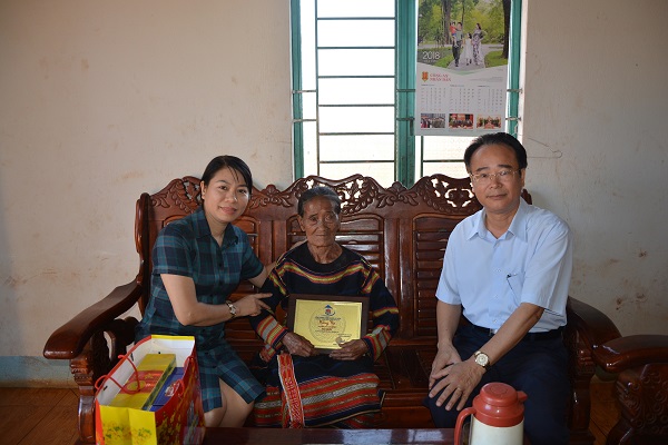Trao tặng trên 300 suất quà cho mẹ Việt Nam anh hùng và hộ nghèo tại Gia Lai - Hình 2
