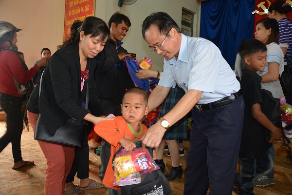 Trao tặng trên 300 suất quà cho mẹ Việt Nam anh hùng và hộ nghèo tại Gia Lai - Hình 5