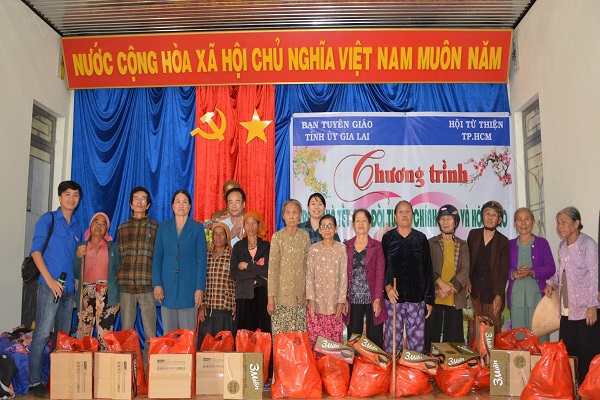 Trao tặng trên 300 suất quà cho mẹ Việt Nam anh hùng và hộ nghèo tại Gia Lai - Hình 7