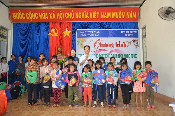 Trao tặng trên 300 suất quà cho mẹ Việt Nam anh hùng và hộ nghèo tại Gia Lai - Hình 6
