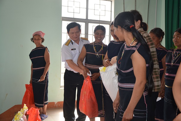 Trao tặng trên 300 suất quà cho mẹ Việt Nam anh hùng và hộ nghèo tại Gia Lai - Hình 10
