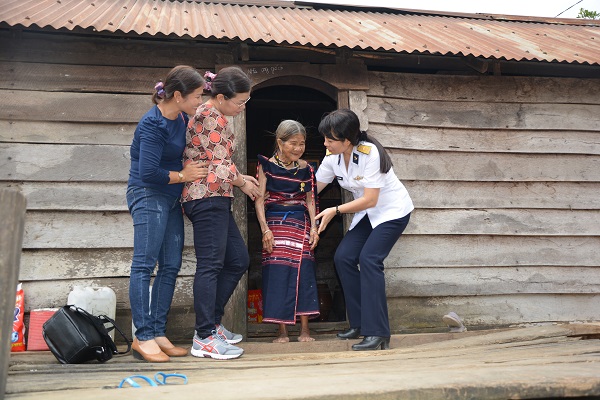 Trao tặng trên 300 suất quà cho mẹ Việt Nam anh hùng và hộ nghèo tại Gia Lai - Hình 8
