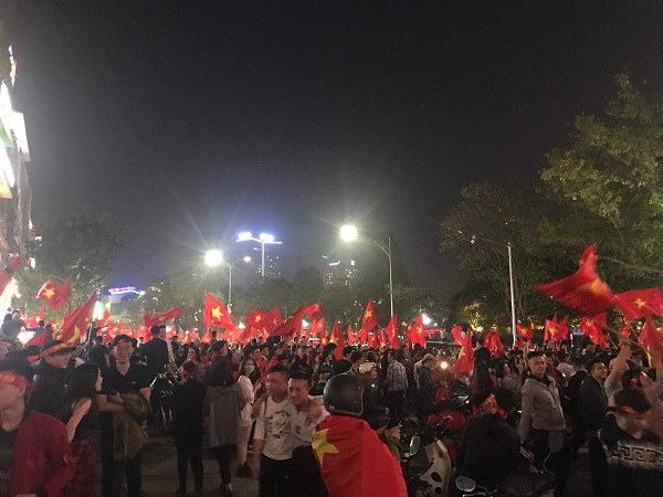 Người Hà Nội đổ ra đường ăn mừng chiến thắng của U23 Việt Nam - Hình 9