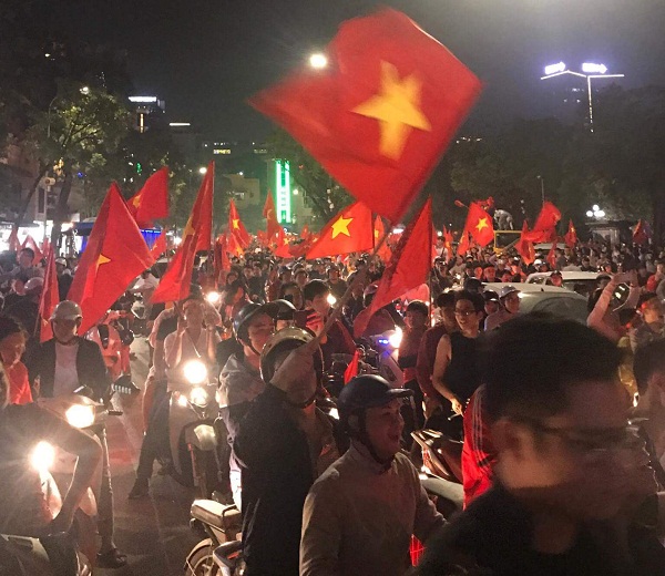 Người Hà Nội đổ ra đường ăn mừng chiến thắng của U23 Việt Nam - Hình 6