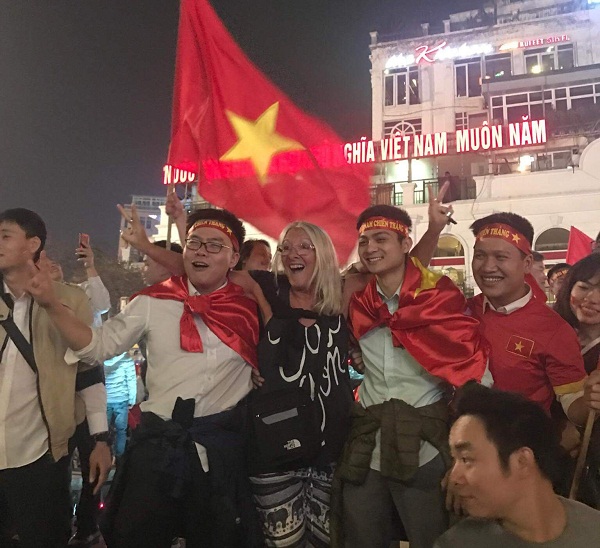 Người Hà Nội đổ ra đường ăn mừng chiến thắng của U23 Việt Nam - Hình 5