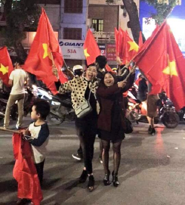Người Hà Nội đổ ra đường ăn mừng chiến thắng của U23 Việt Nam - Hình 11