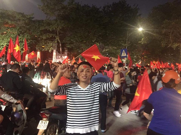 Người Hà Nội đổ ra đường ăn mừng chiến thắng của U23 Việt Nam - Hình 12