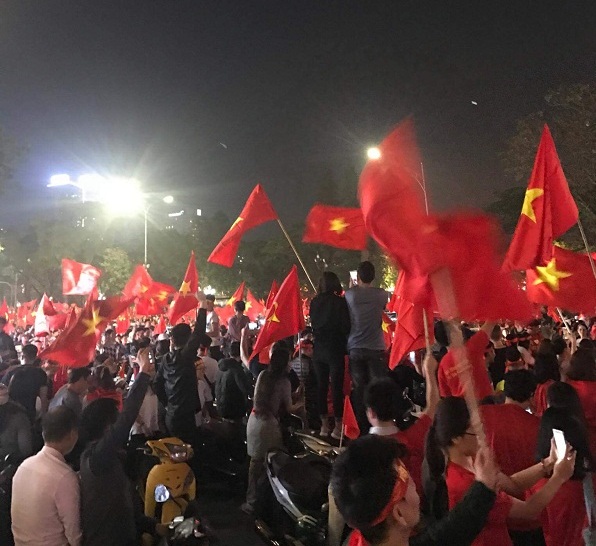 Người Hà Nội đổ ra đường ăn mừng chiến thắng của U23 Việt Nam - Hình 4